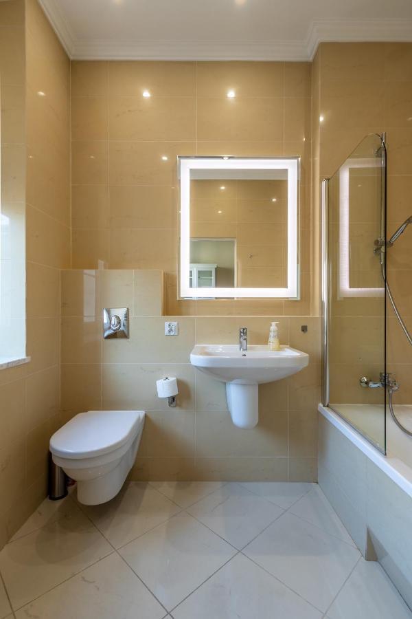 Apartament Luster I Obrazow Warsaw Exterior photo