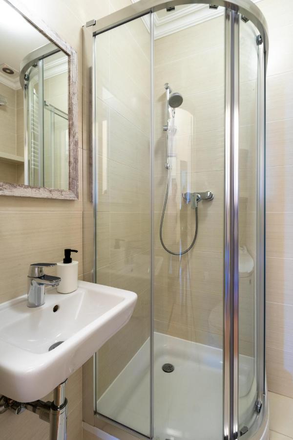 Apartament Luster I Obrazow Warsaw Exterior photo